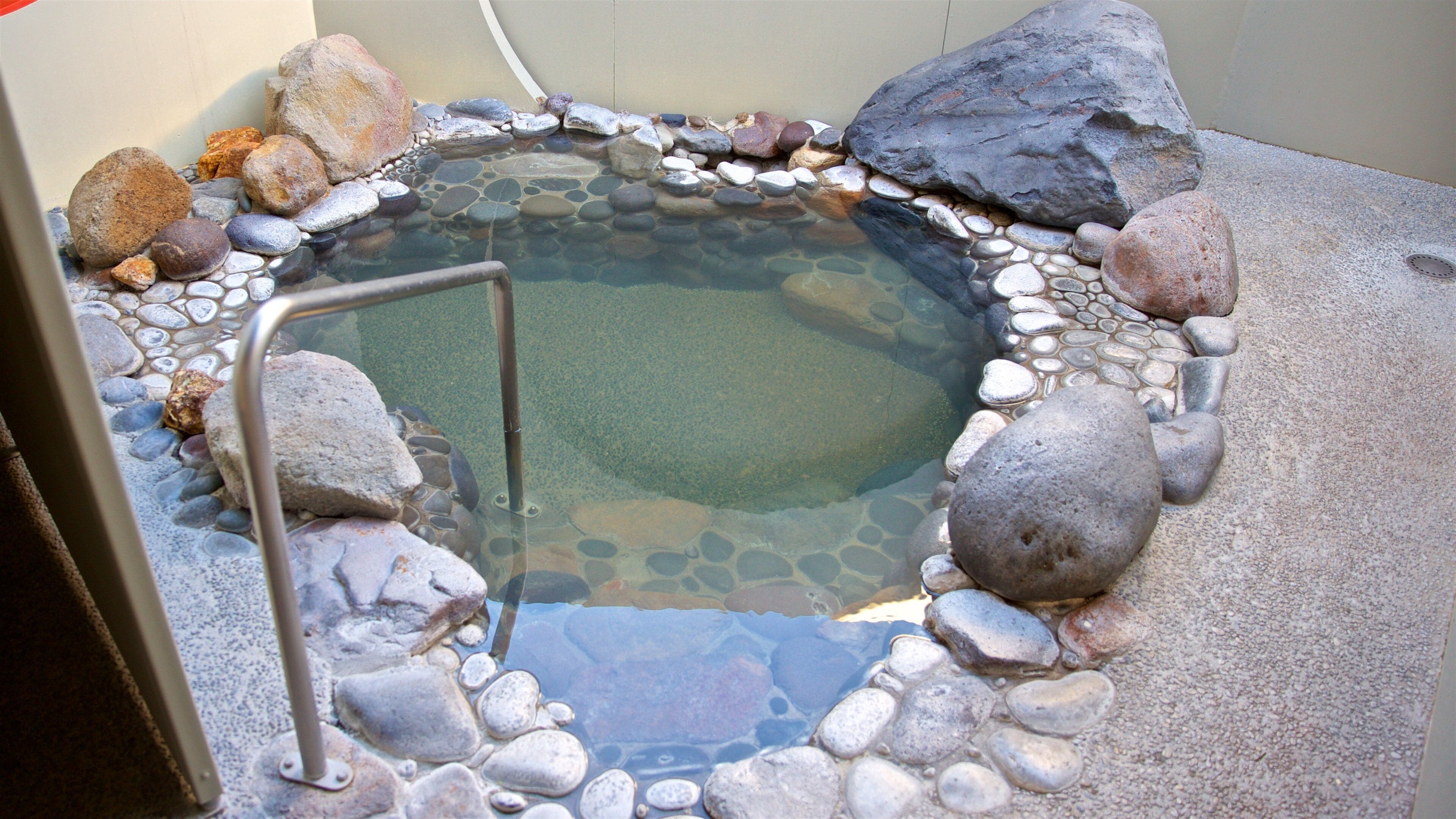 Polynesian Spa showing a pool