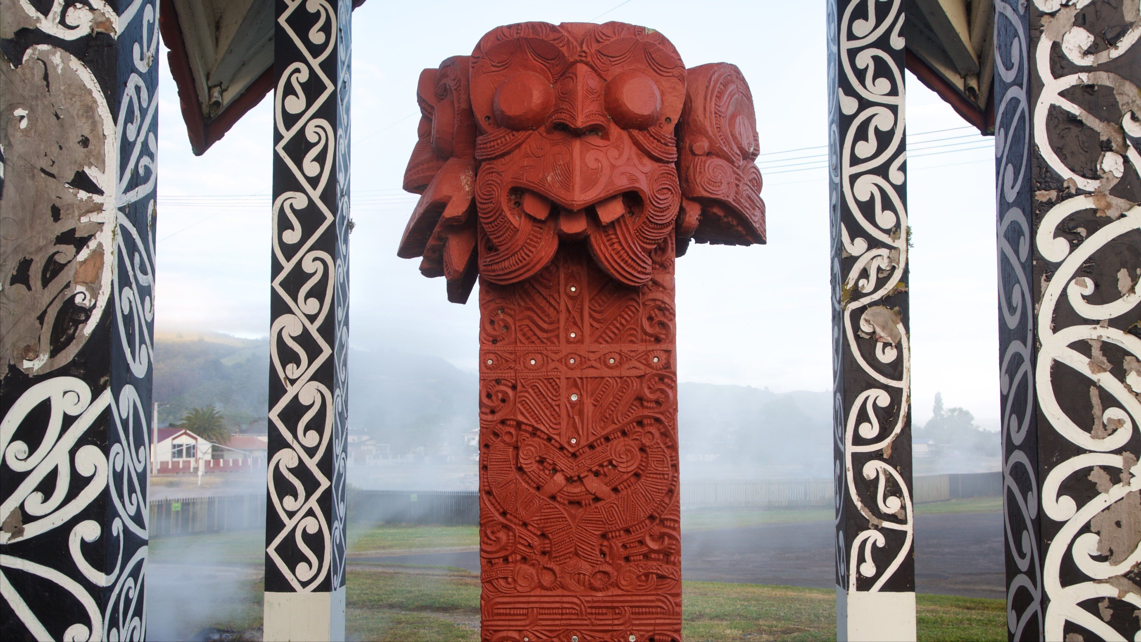 Tamatekapua Meeting House som visar historiska element och dimma