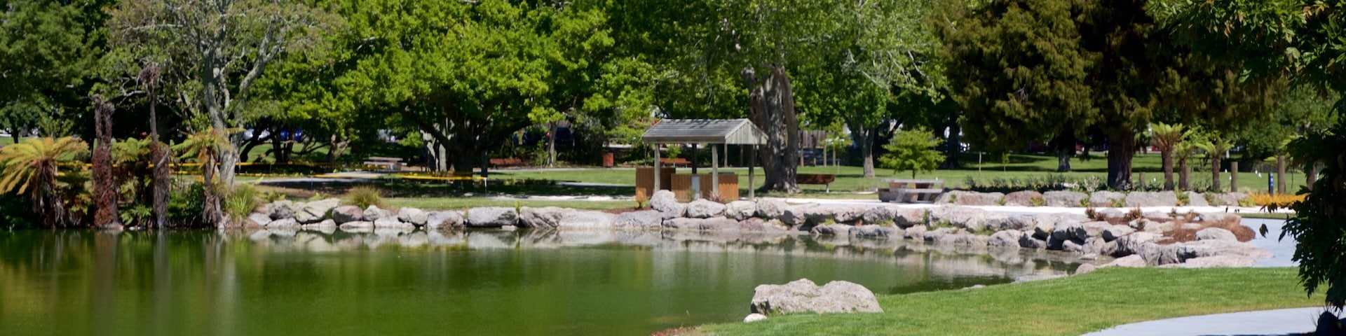 Kuirau Park which includes a park and a lake or waterhole