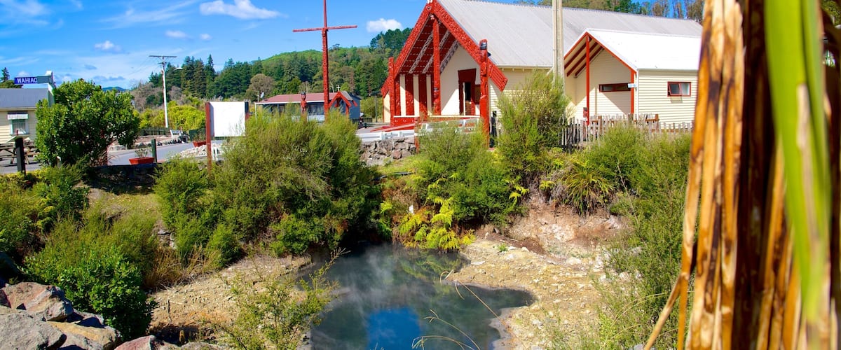 Whakarewarewa Thermal Reserve mit einem Kirche oder Kathedrale und Garten