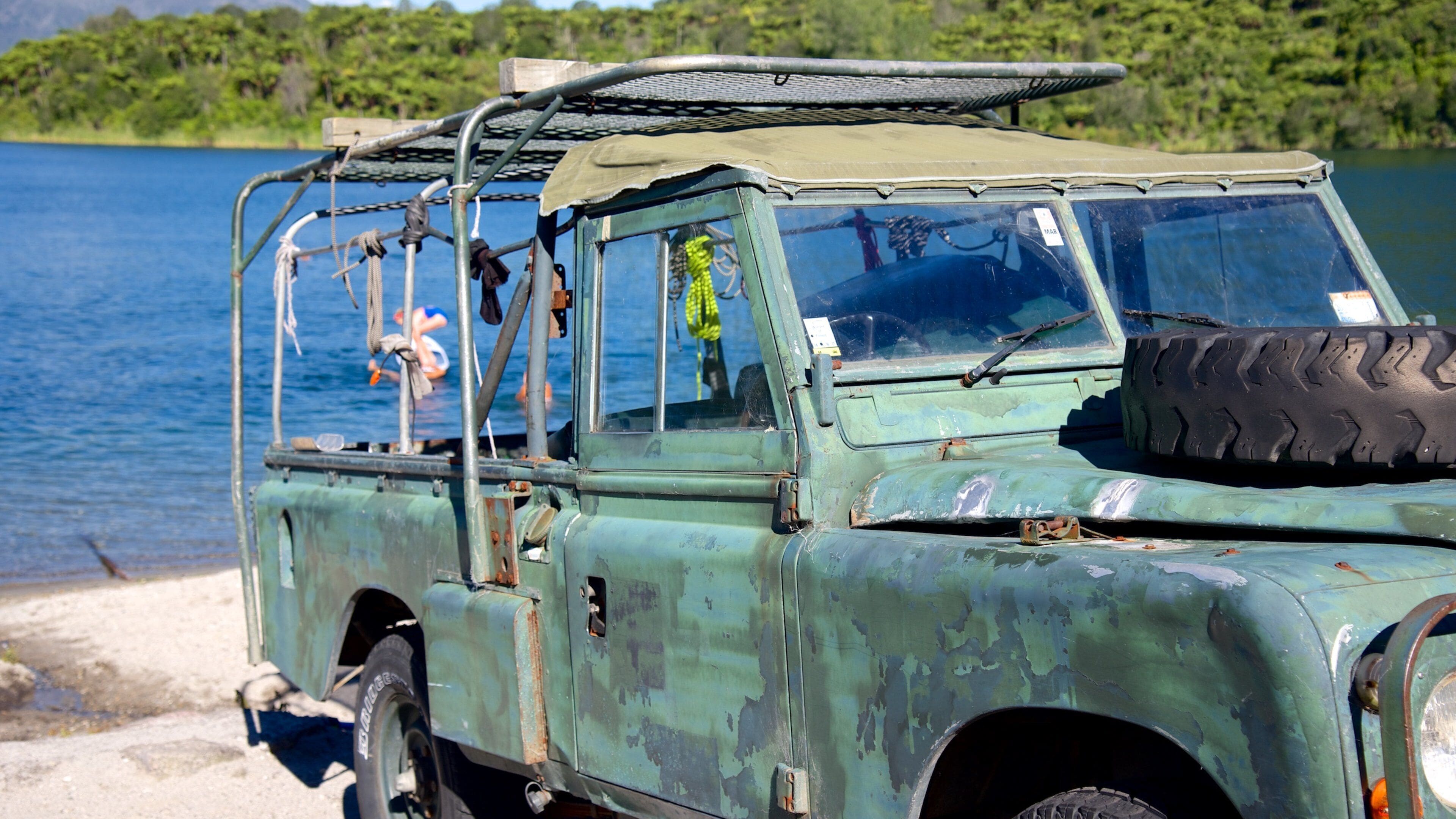 Lake Tarawera mostrando un lago o abrevadero