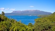 Lake Tarawera , Rotorua, Nueva Zelanda que incluye vista panorámica y un lago o espejo de agua