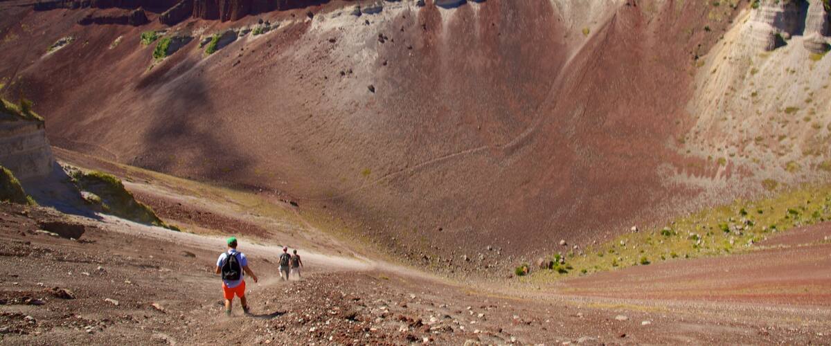 Mount Tarawera welches beinhaltet Schlucht oder Canyon