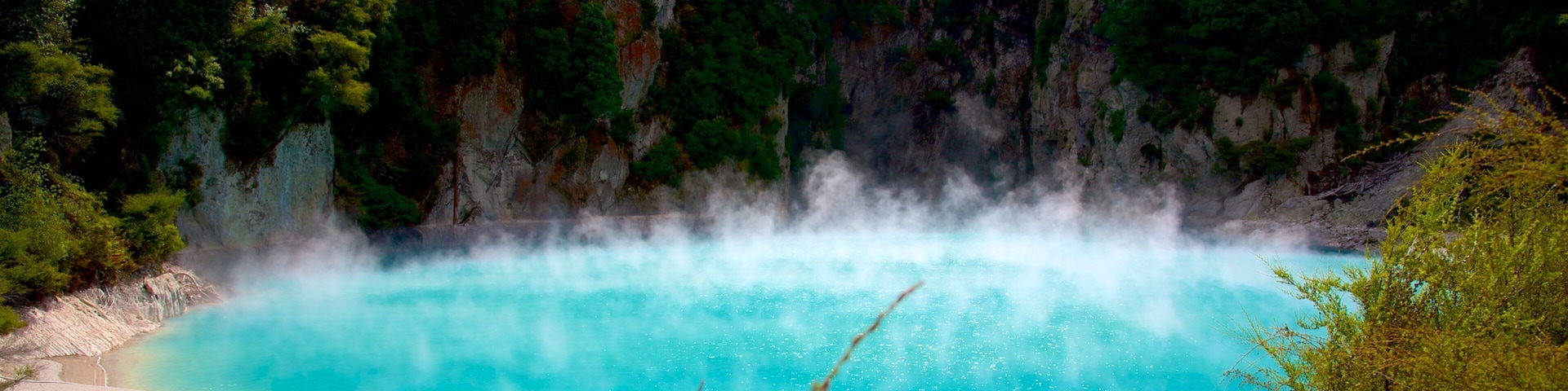 Waimangu Volcanic Valley mostrando uma fonte termal