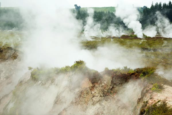 Craters of the Moon que incluye niebla y un manantial