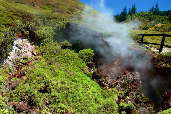 Craters of the Moon que inclui uma fonte termal, neblina e cenas tranquilas