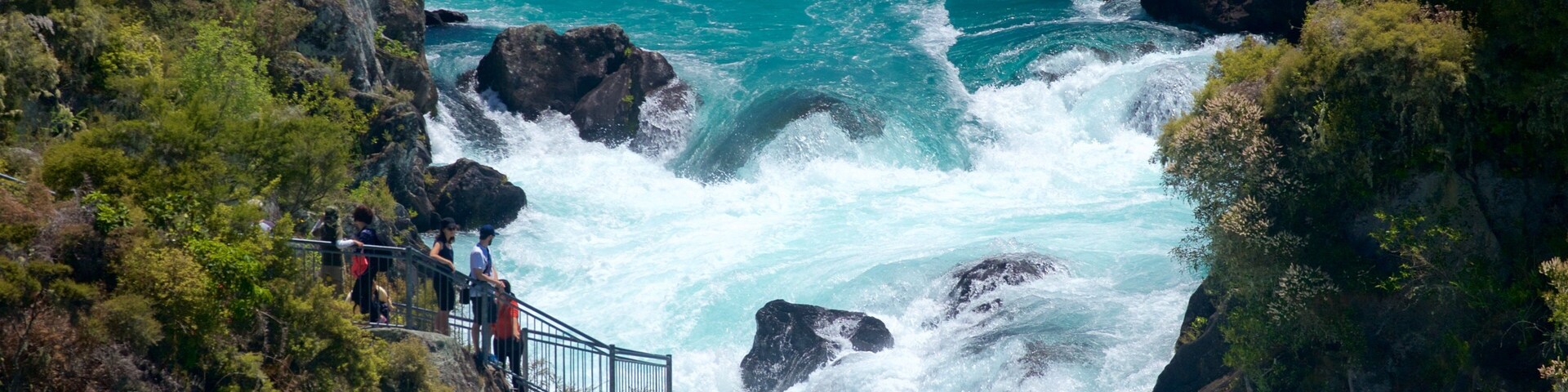 Un río con una cascada rodeada de vegetación exuberante.