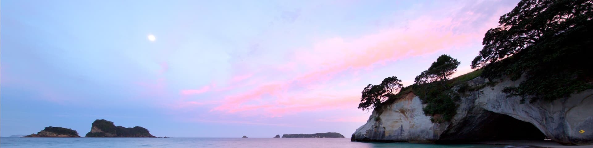 Waikato mostrando uma baía ou porto, uma praia e um pôr do sol