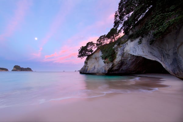 Shakespeare Lookout caracterizando um pôr do sol, montanhas e uma praia
