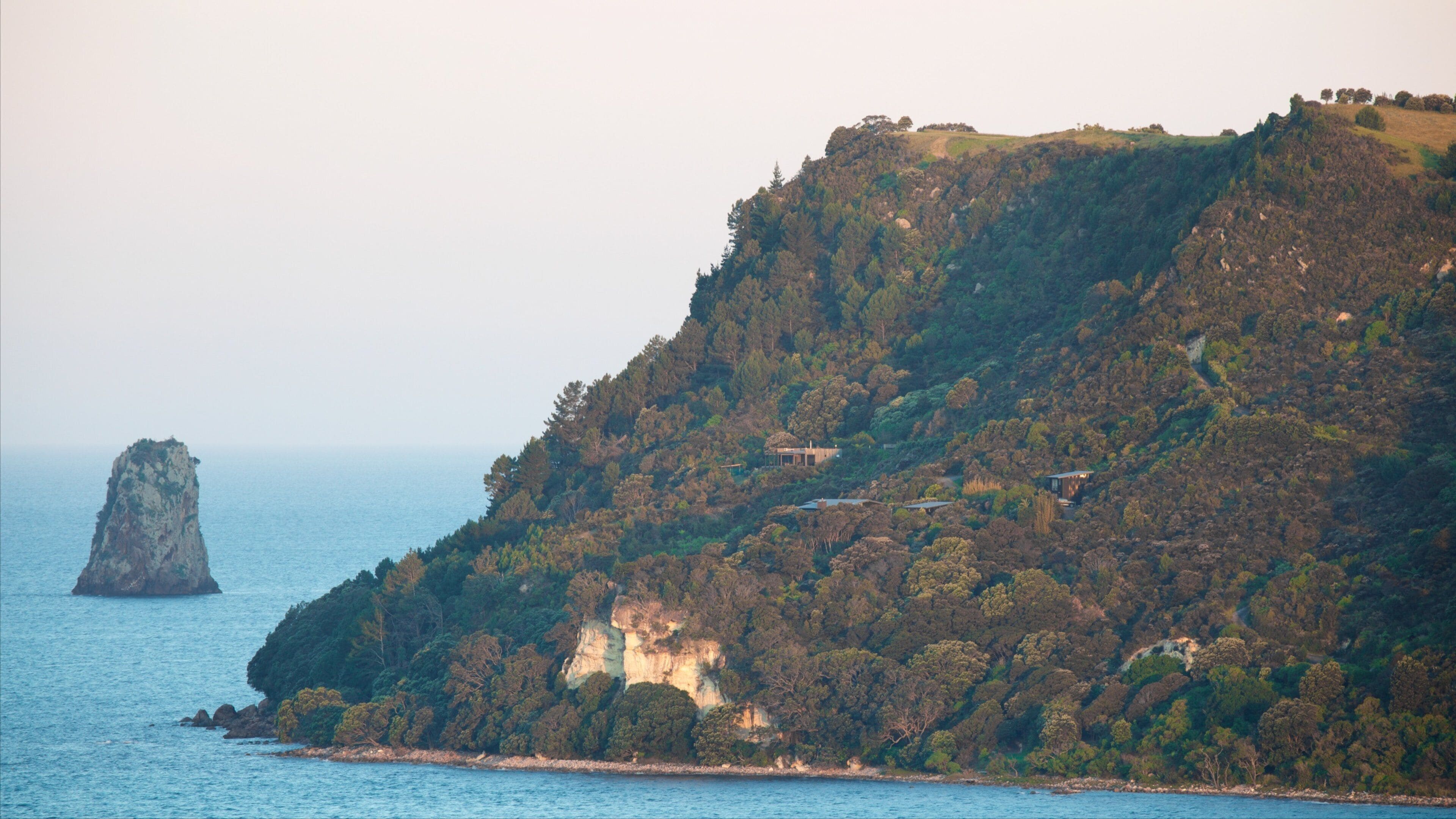 Shakespeare Lookout og byder på barsk kystlinje og en bugt eller havn