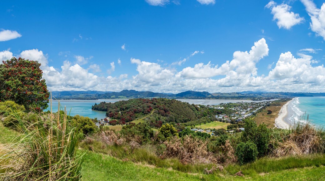 Bowentown Walk Lookout : scenic views of the Bowentown Beach, Shelly Bay and Pacific Ocean in Bay of Plenty, New Zealand