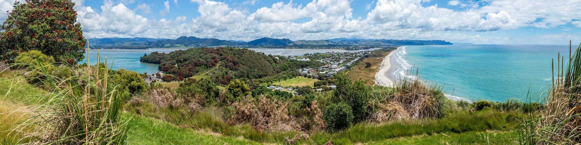 Bowentown Walk Lookout : scenic views of the Bowentown Beach, Shelly Bay and Pacific Ocean in Bay of Plenty, New Zealand