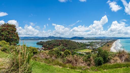 Bowentown Walk Lookout : scenic views of the Bowentown Beach, Shelly Bay and Pacific Ocean in Bay of Plenty, New Zealand