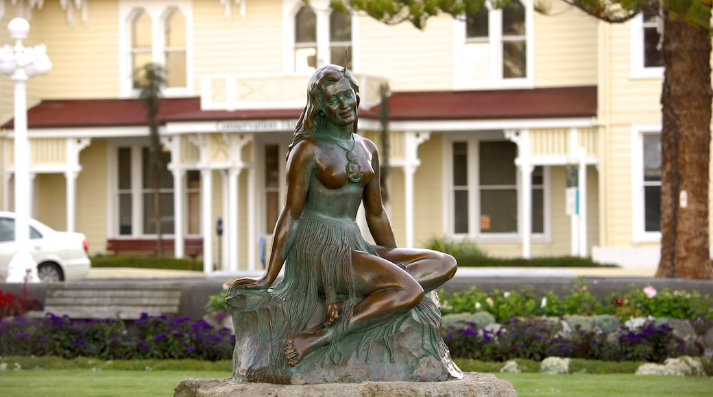 Pania of the Reef showing art and a statue or sculpture