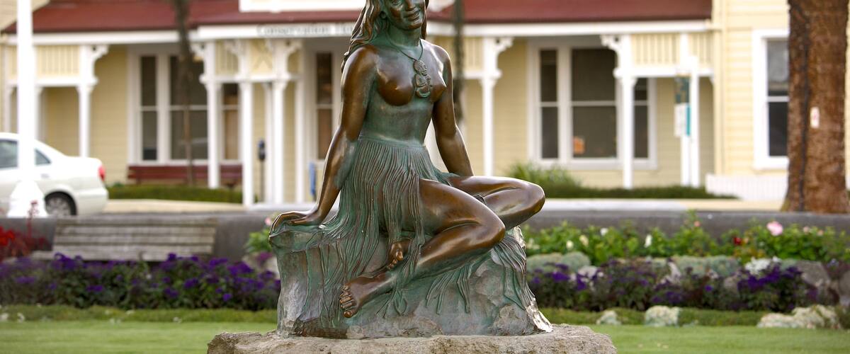 Pania of the Reef showing a statue or sculpture and art