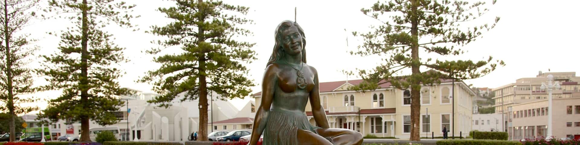 Pania of the Reef featuring a garden