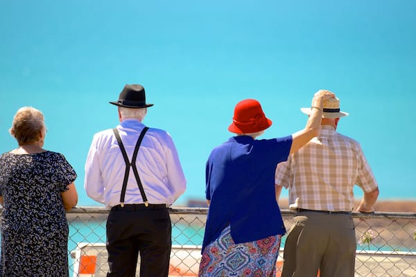 Bluff Hill Domain Lookout mit einem allgemeine Küstenansicht sowie kleine Menschengruppe
