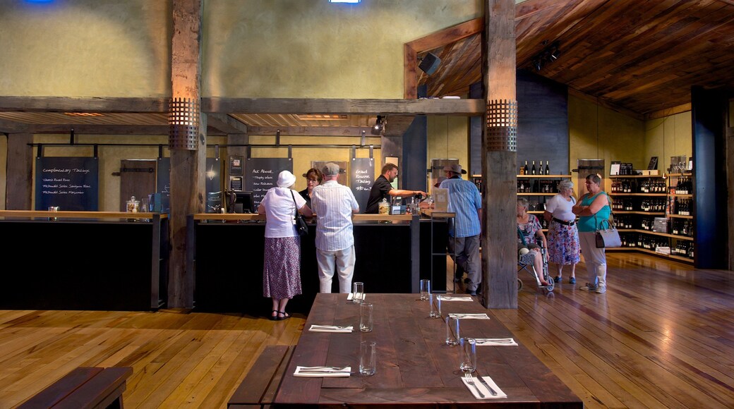 Bodega de vino Church Road ofreciendo salir a cenar y también un pequeño grupo de personas