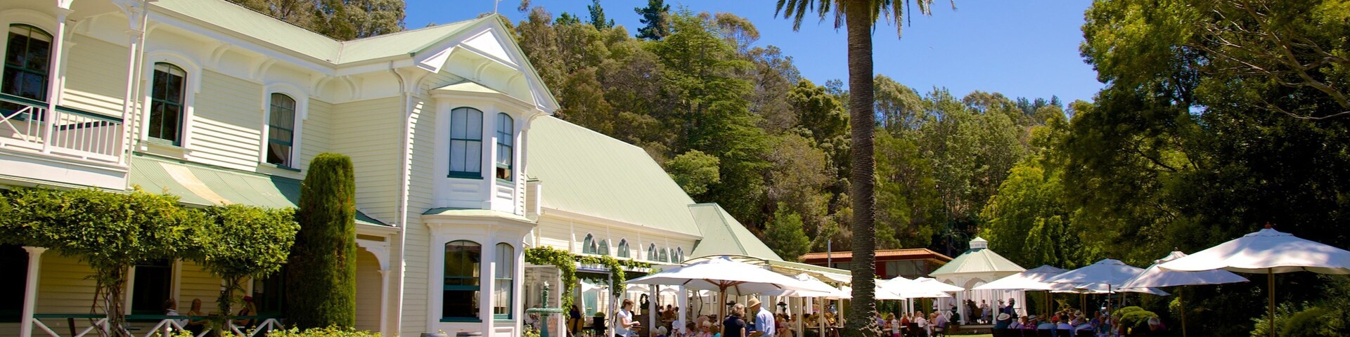 Mission Estate caracterizando um parque e jantar ao ar livre