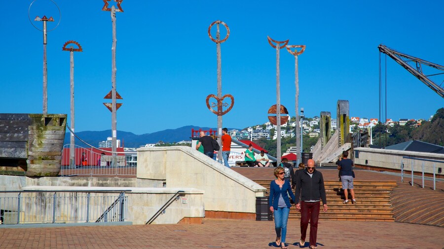 Civic Square som omfatter udendørs kunst og en plads eller et torv såvel som et par