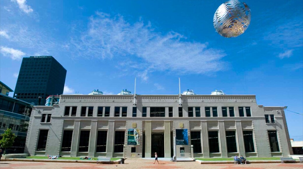 City Gallery Wellington which includes street scenes and a city