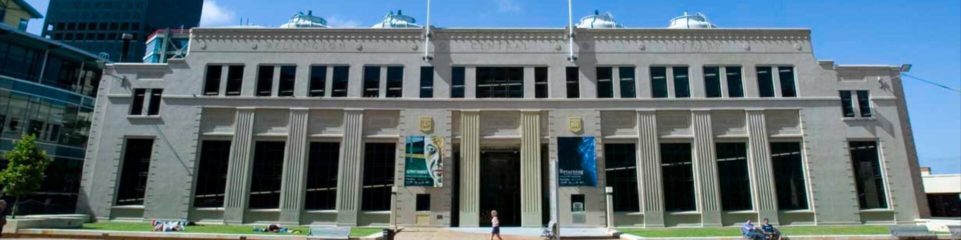 Un edificio grande con columnas y una cúpula en el cielo.