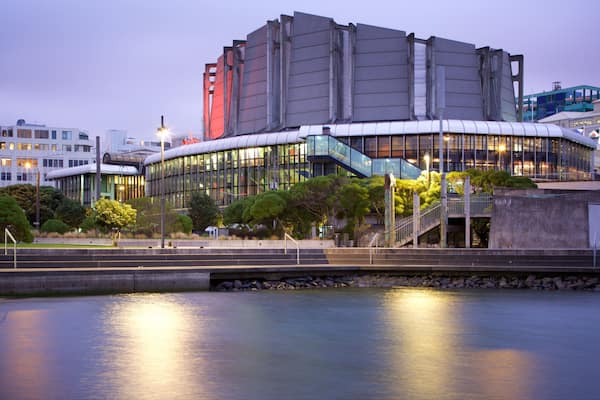 Michael Fowler Centre welches beinhaltet Bucht oder Hafen, bei Nacht und moderne Architektur