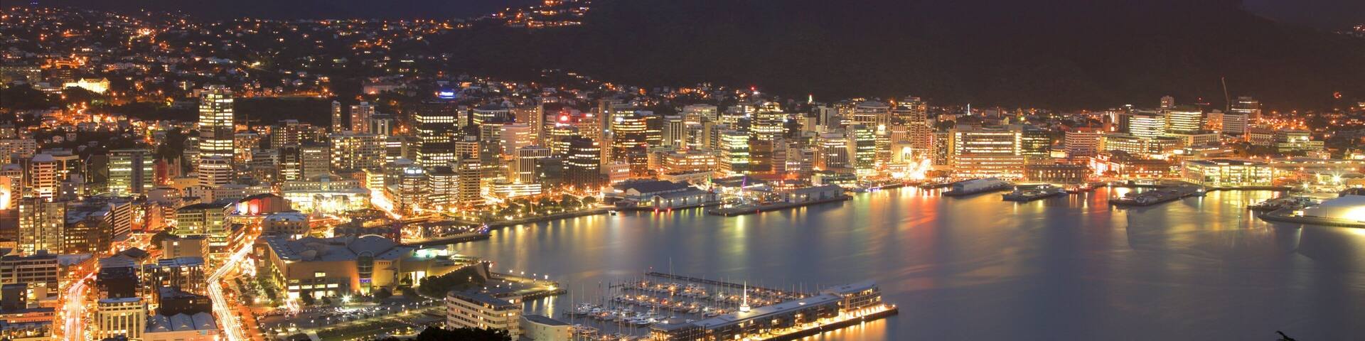 Point d\'observation de Mont Victoria mettant en vedette scĂšnes de nuit, ville et marina