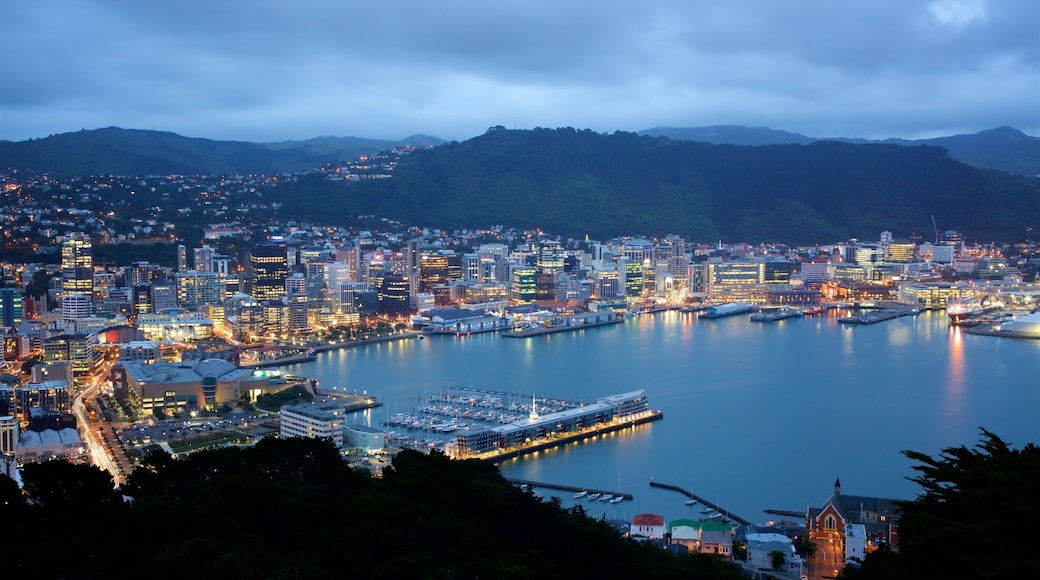 Mount Victoria Lookout que incluye una bahía o un puerto, un club náutico y montañas