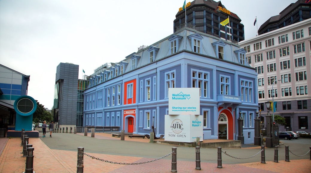 Museo de la Ciudad y el Mar de Wellington mostrando una plaza y señalización