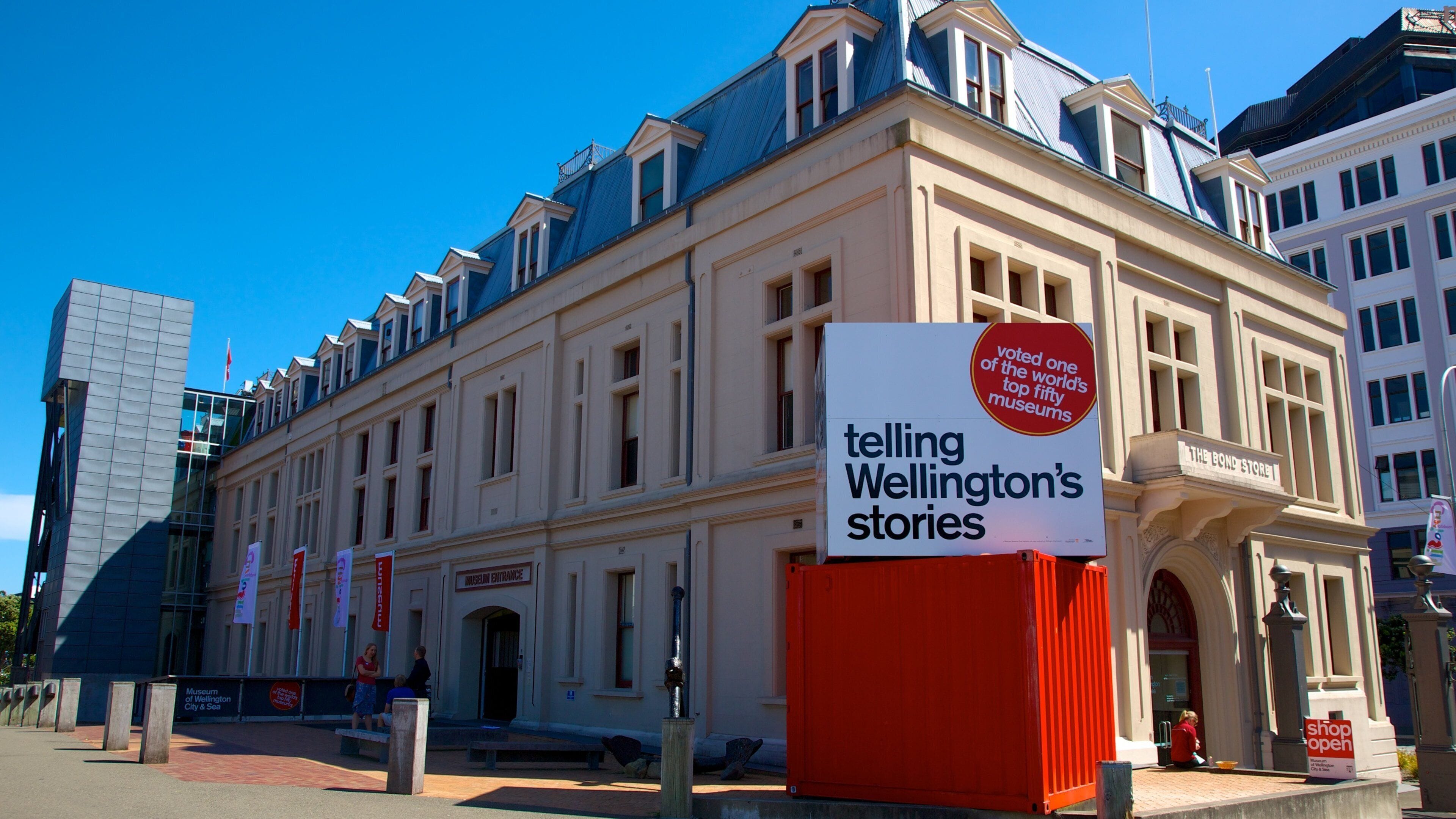 Museo de la Ciudad y el Mar de Wellington ofreciendo arquitectura patrimonial y señalización