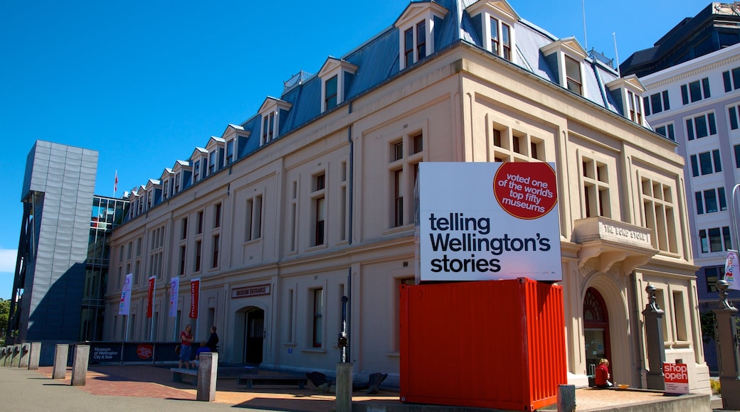 Museo de la Ciudad y el Mar de Wellington ofreciendo arquitectura patrimonial y señalización