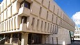 Ein modernes Gebäude mit einer einzigartigen, geometrischen Fassade und großen Fenstern.