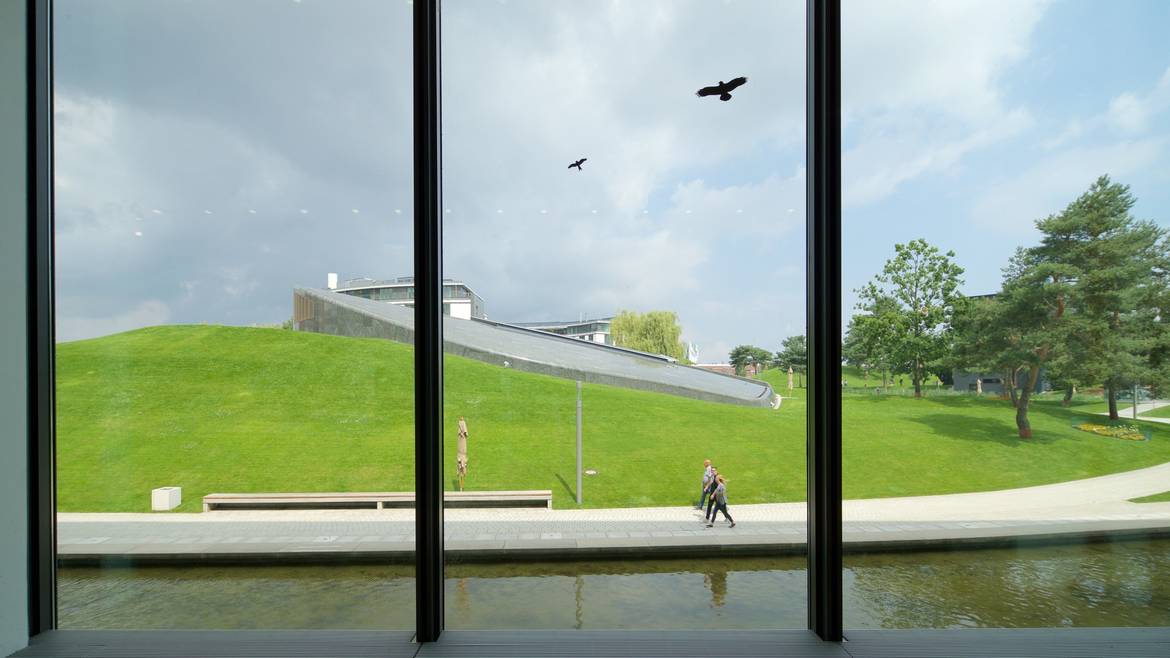 Complejo Autostadt de Volkswagen que incluye un río o arroyo, un parque y vistas de interior