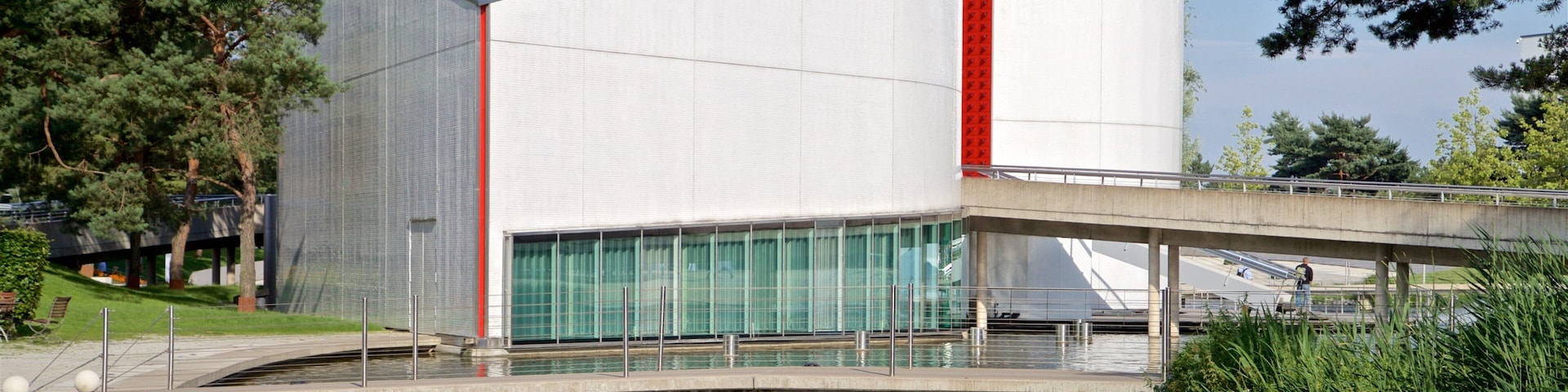 Complexo Volkswagen Autostadt caracterizando arquitetura moderna, uma ponte e um lago ou charco