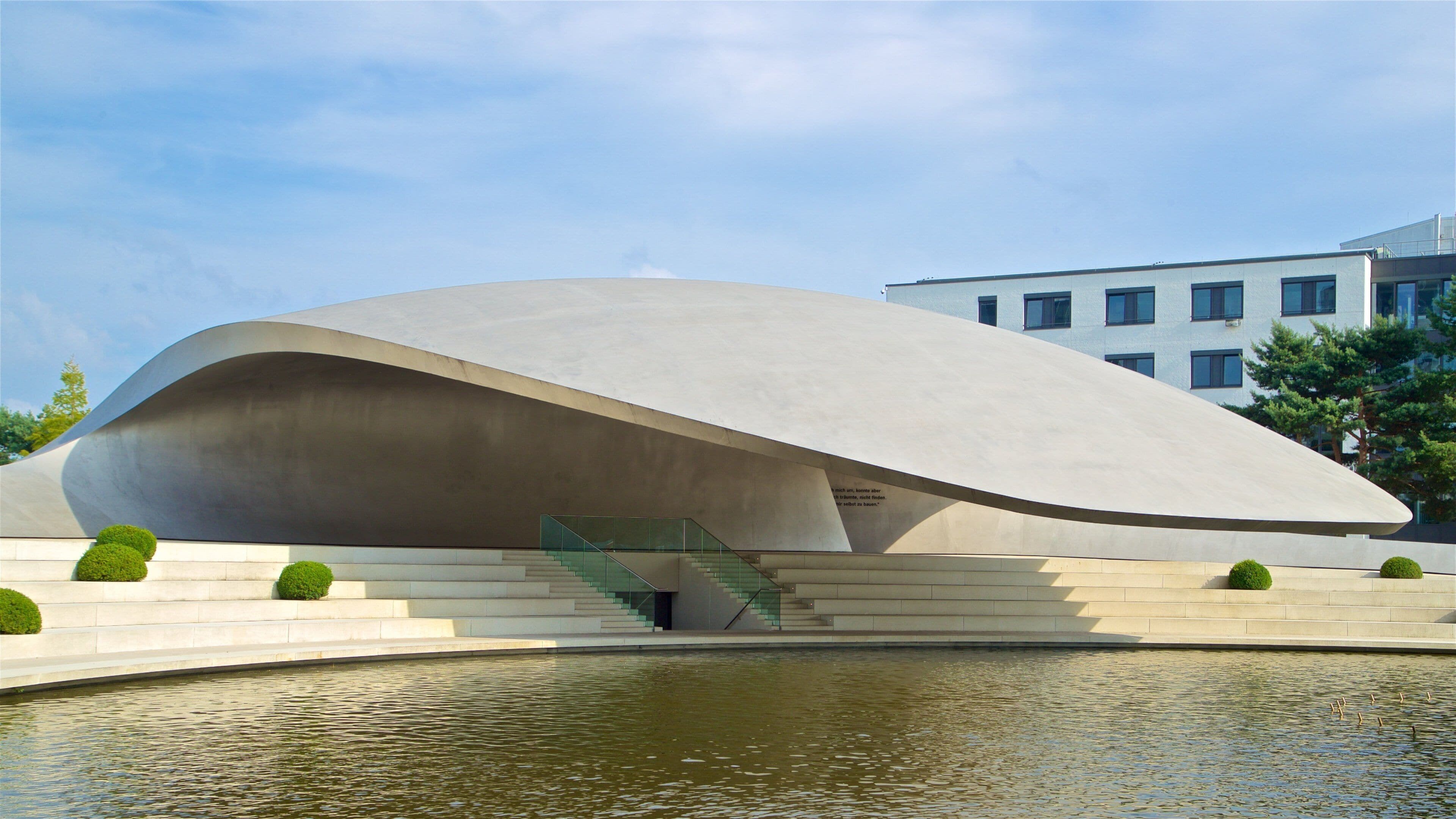 Complejo Autostadt de Volkswagen ofreciendo un lago o laguna y arquitectura moderna