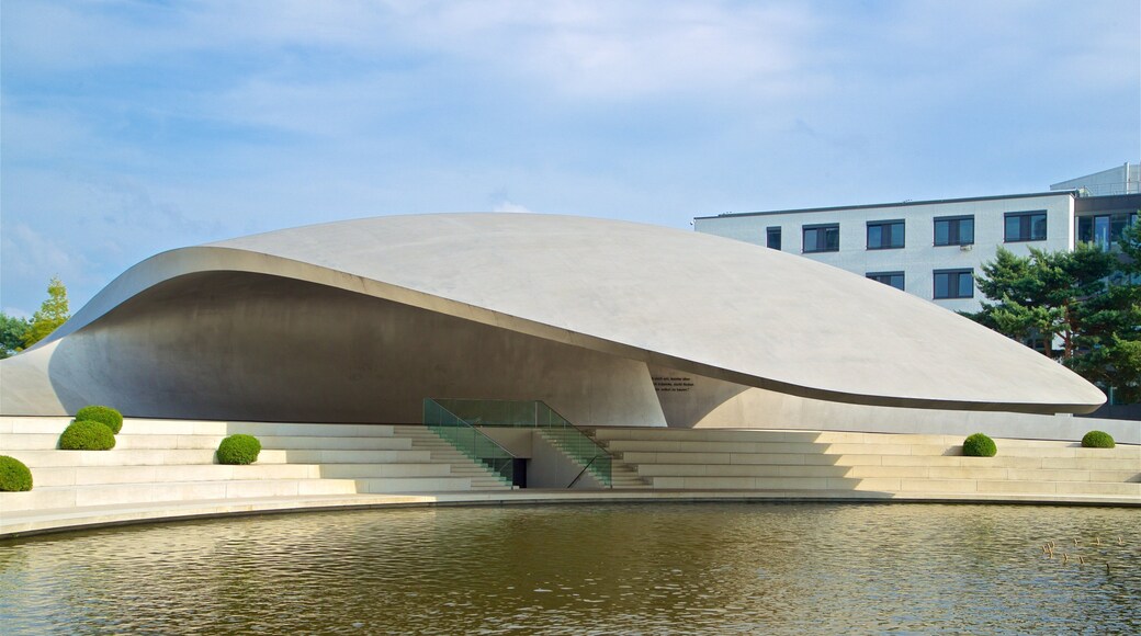 Complejo Autostadt de Volkswagen ofreciendo un lago o laguna y arquitectura moderna
