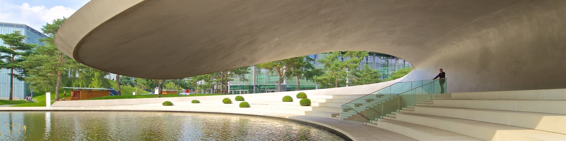 Autostadt mit einem moderne Architektur und See oder Wasserstelle