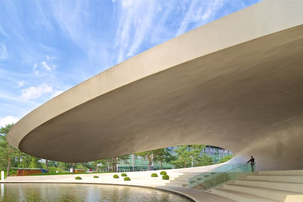 Autostadt mit einem moderne Architektur und See oder Wasserstelle