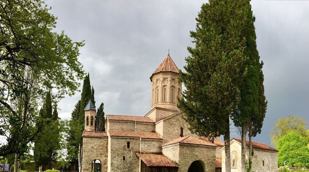 The Italko Monastery, 15km South-West of Telavi, in the 6th century was founded by Senon, one of the 13 Syrian missionaries. The original church dates back to the 8th century, but the church as seen today is from the 11th century with beautiful frescos on the inside. The monastery complex is enclosed by a wall and also houses 2 chapels and the ruins of monastery buildings.