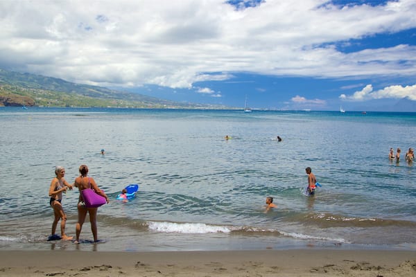 Black Sand Beach mit einem Schwimmen und allgemeine KĂŒstenansicht sowie kleine Menschengruppe