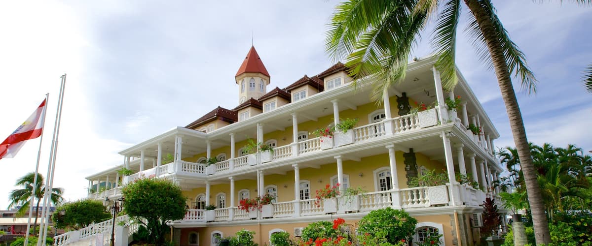 Hôtel de ville de Papeete qui includes bâtiment public et parc