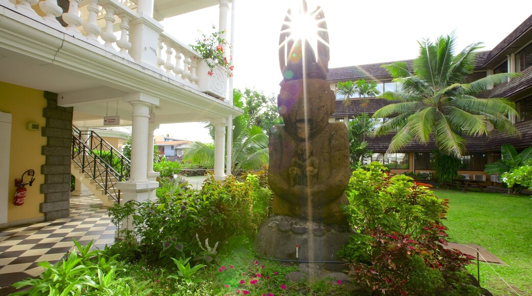Tòa Thị Chính Papeete cho thấy pho tượng và công viên