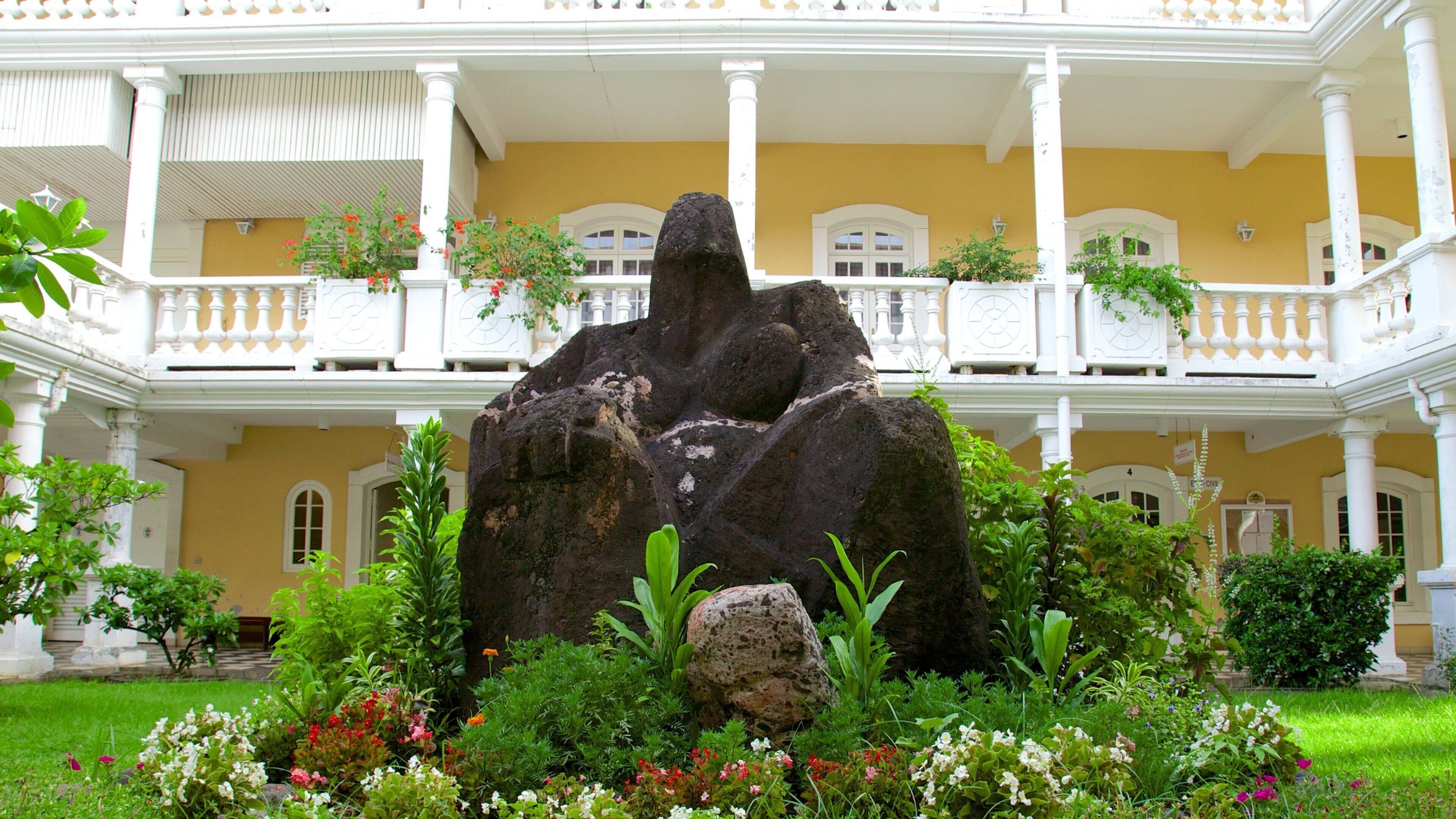 Tòa Thị Chính Papeete cho thấy công viên