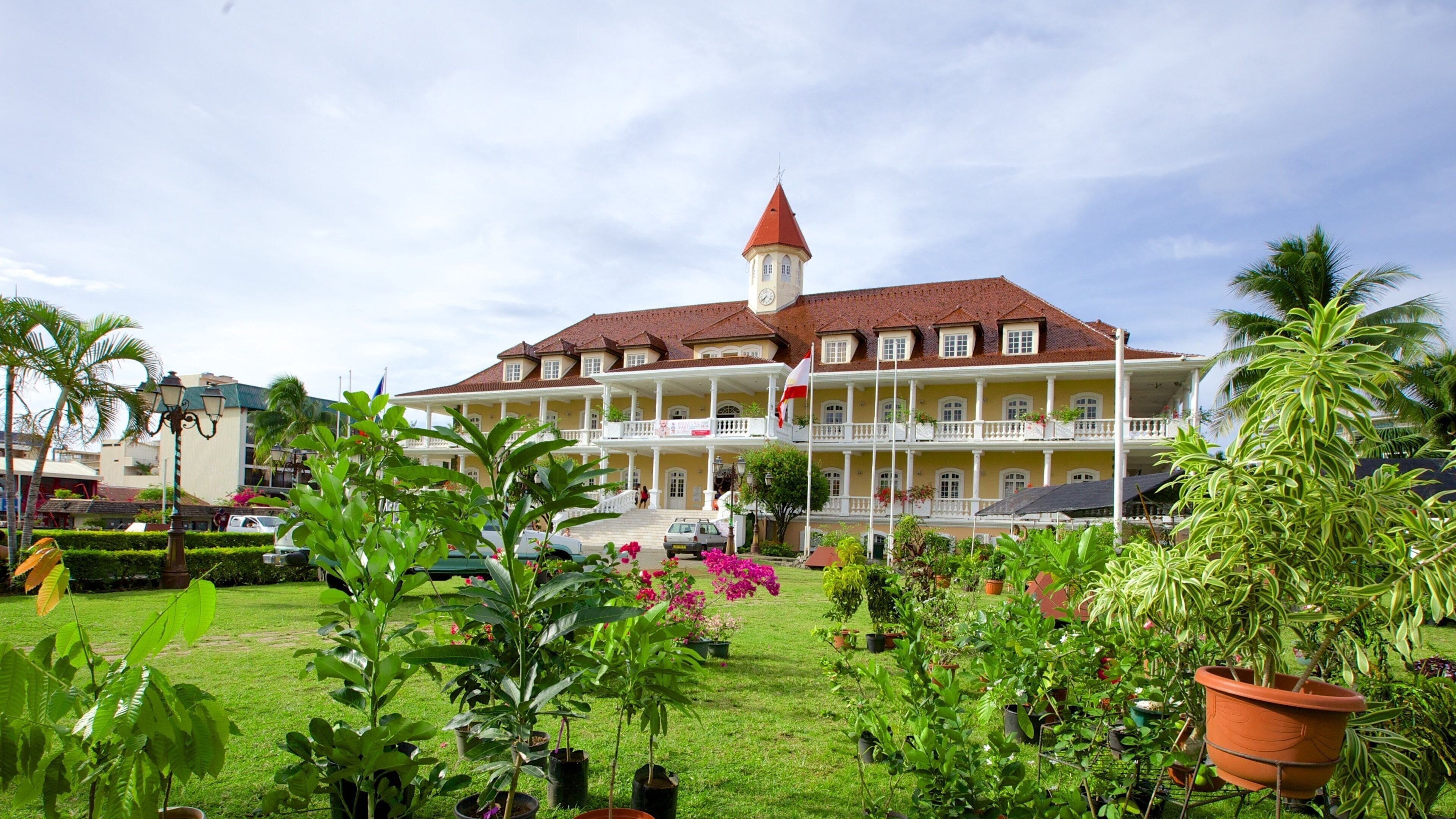 Papeete Town Hall showing a garden and heritage architecture