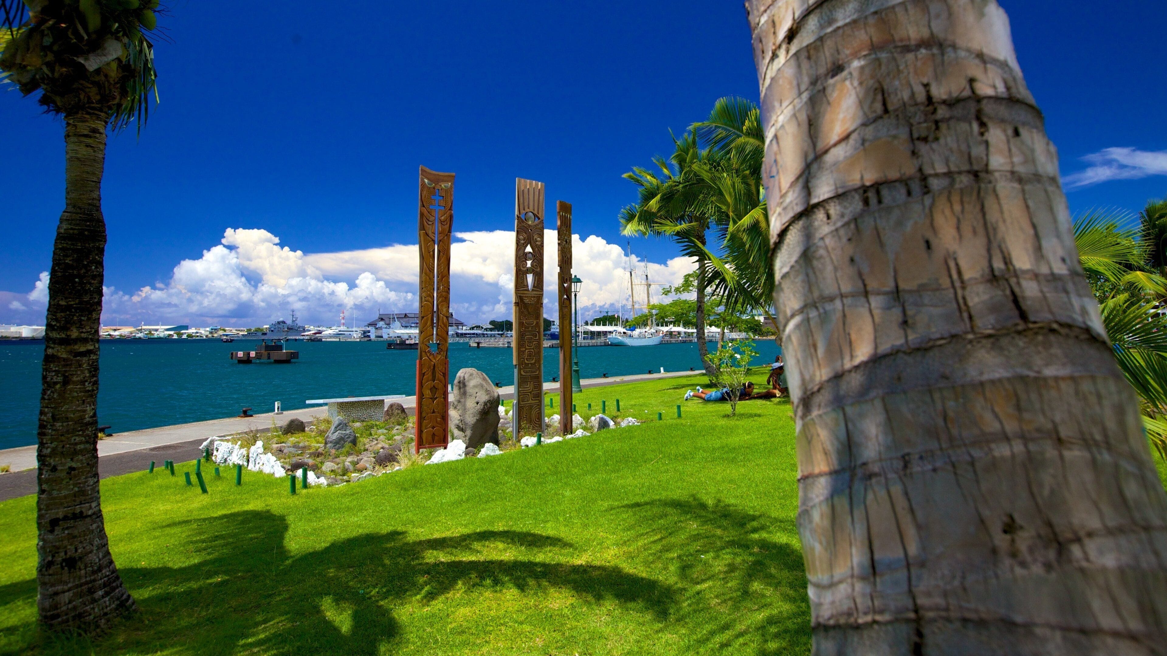 Place Jacques Chirac que incluye vistas generales de la costa y un jardín