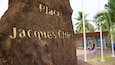 Een grote rots met de inscriptie “Place Jacques CHIP”.