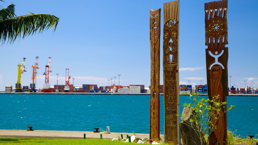 Place Jacques Chirac ofreciendo una bahía o un puerto y una estatua o escultura