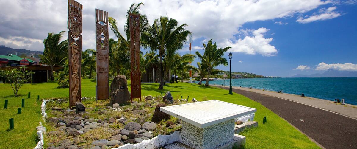 Place du 2 Juillet das einen Statue oder Skulptur und allgemeine Küstenansicht