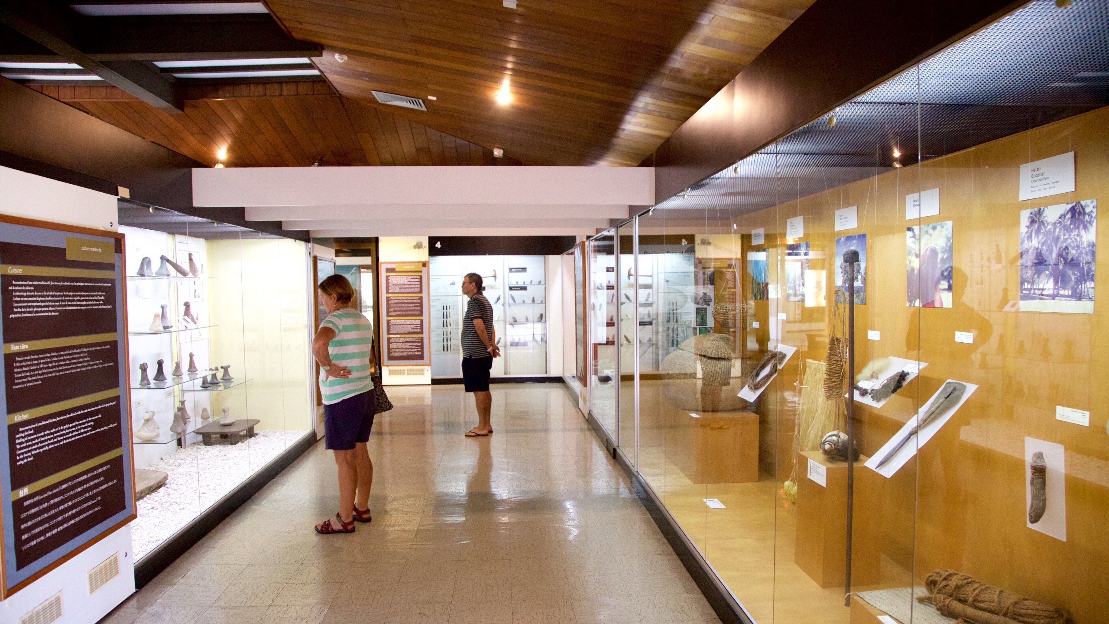 Museum of Tahiti toont interieur en ook een klein groepje mensen